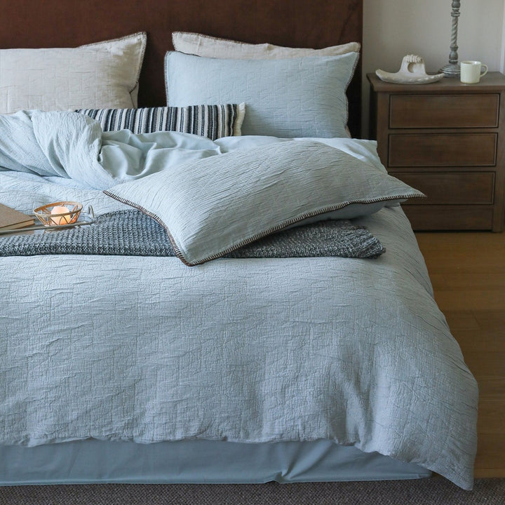 Bedding set made of cotton-linen with textured crinkle look and quilted bedspread