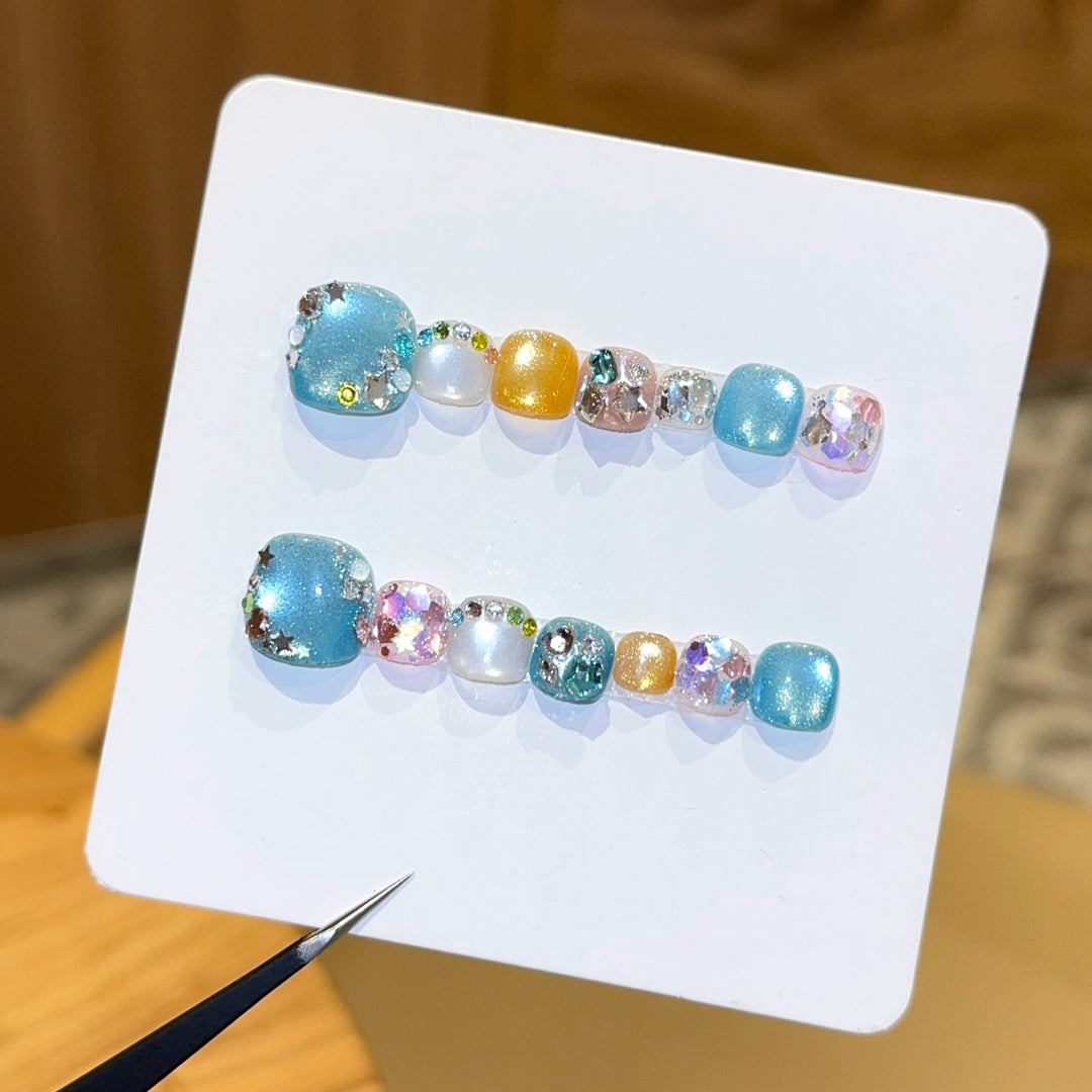 Artificial nails with sparkling accents and glittering design Kalsten