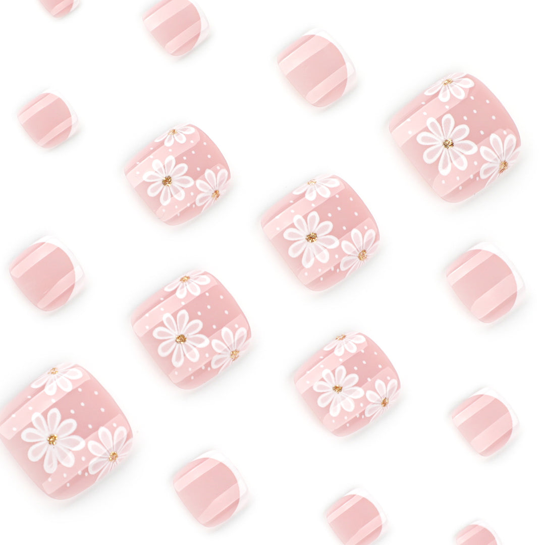 Artistic toenail art with elegant daisy motifs Kalsten