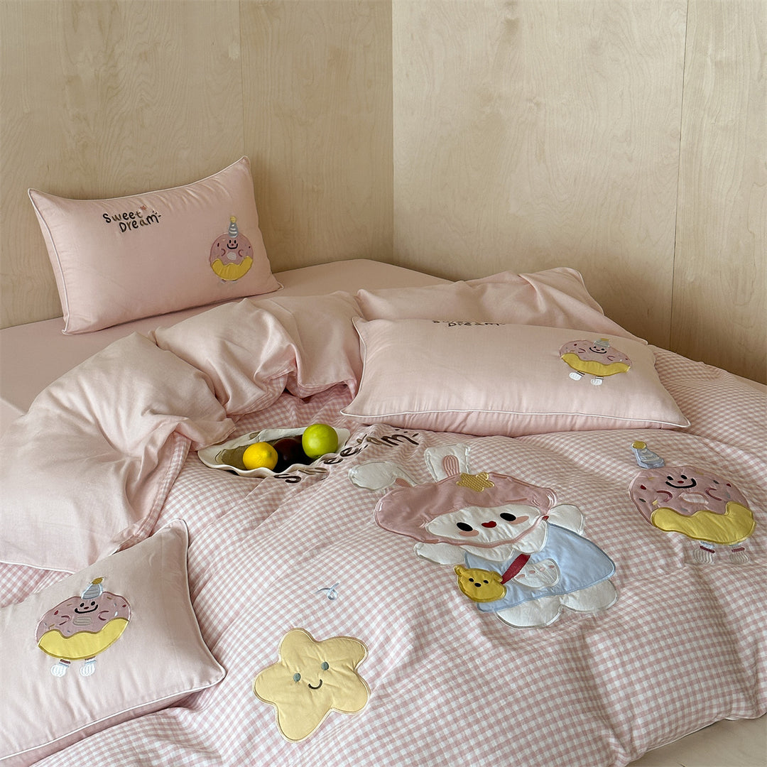 Children's duvet cover set with quilted gingham and cute appliqués