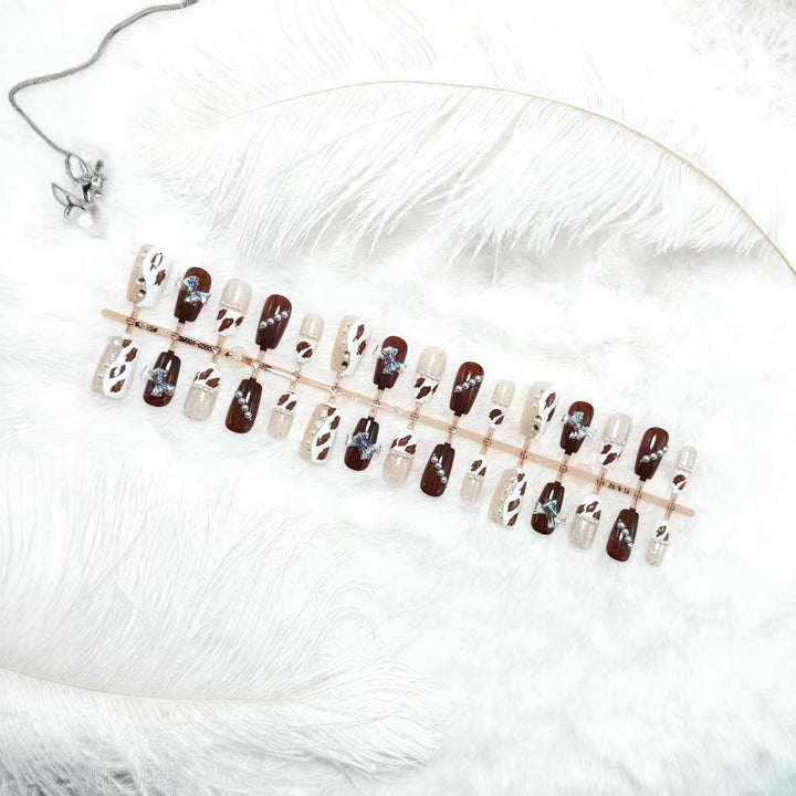 Artificial nails with sparkling rhinestone and bow accents Kalsten