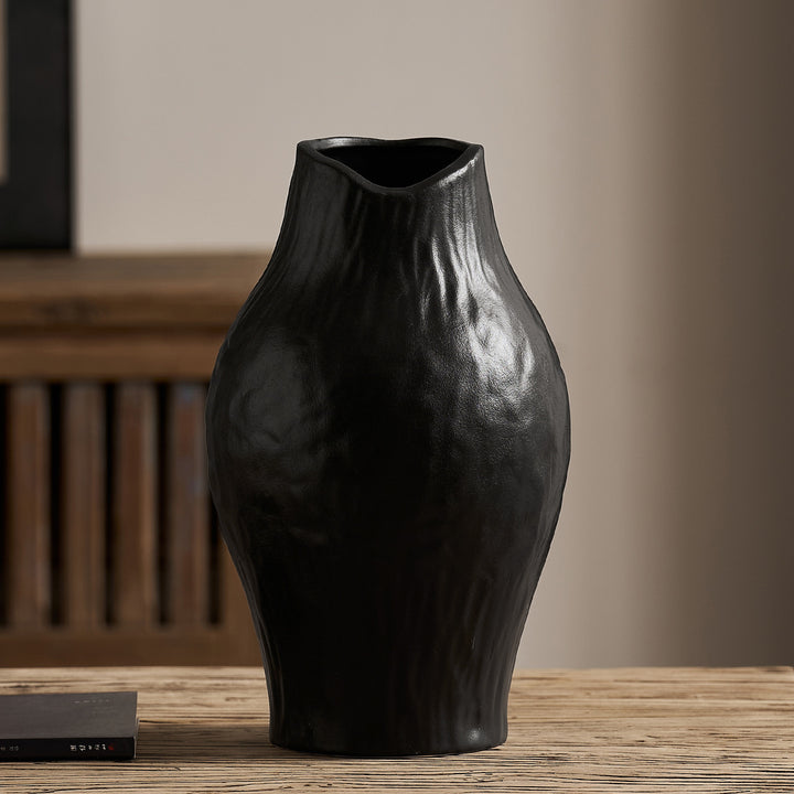 Elegant and modern ceramic vase Kalsten