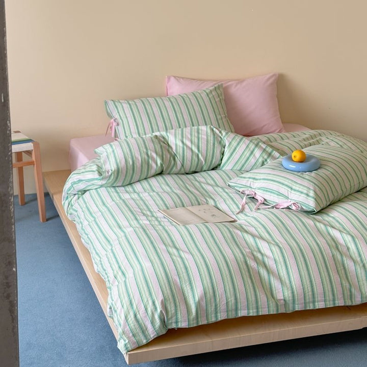 Bedding set made of breathable cotton with a fine stripe pattern and zipper cover
