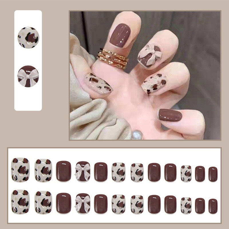 Artful nail tips with elegant foil decorations Kalsten