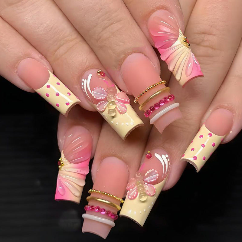 Artificial nail set with romantic flowers and playful accents Kalsten