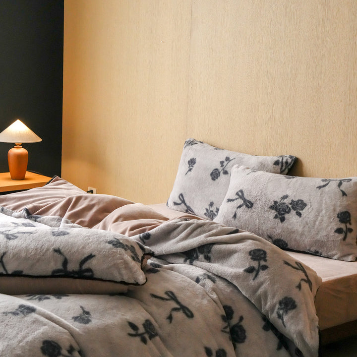 Plush bedding set with floral microfleece quilt cover