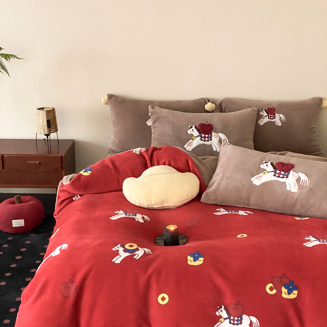 Cozy bedding set made of velvet with horse appliqué