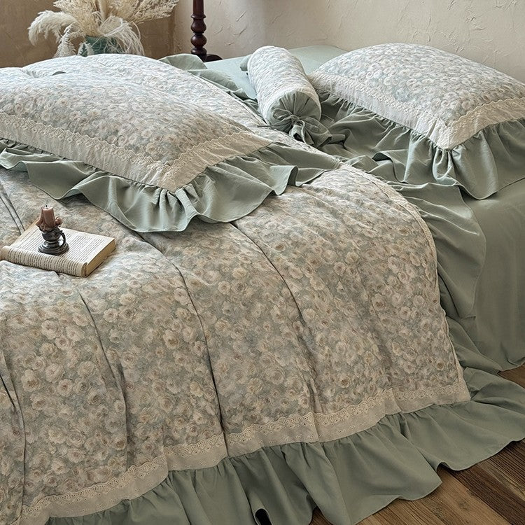 Bedding and bedspread set