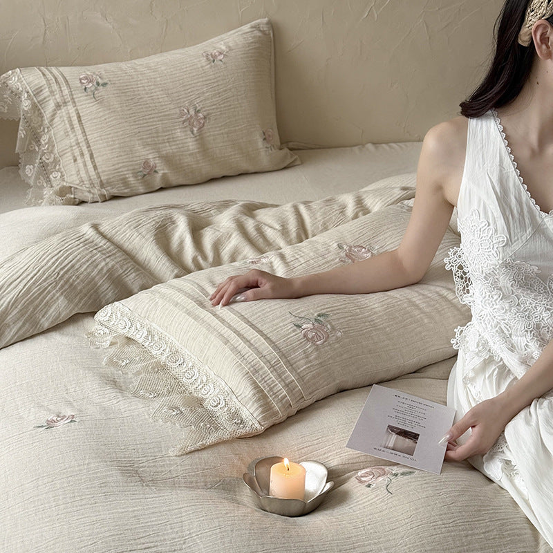 Bedding set made of lightweight cotton gauze with vintage rose embroidery and fine lace trim