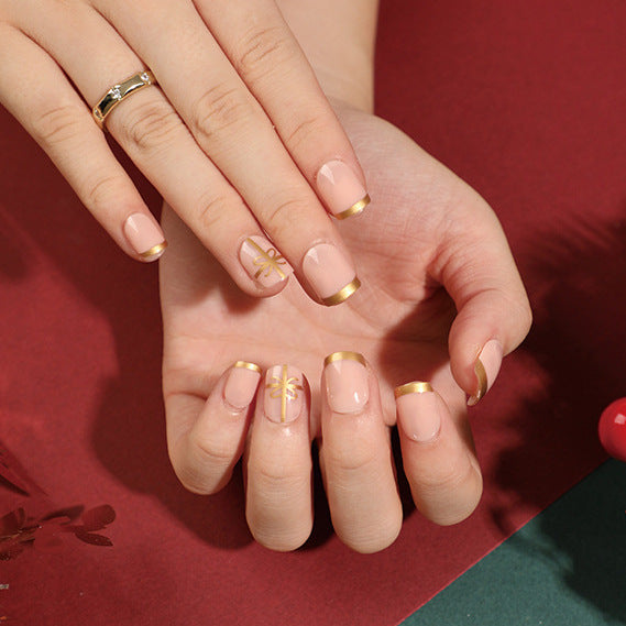 Elegant nail design with gold accents Kalsten