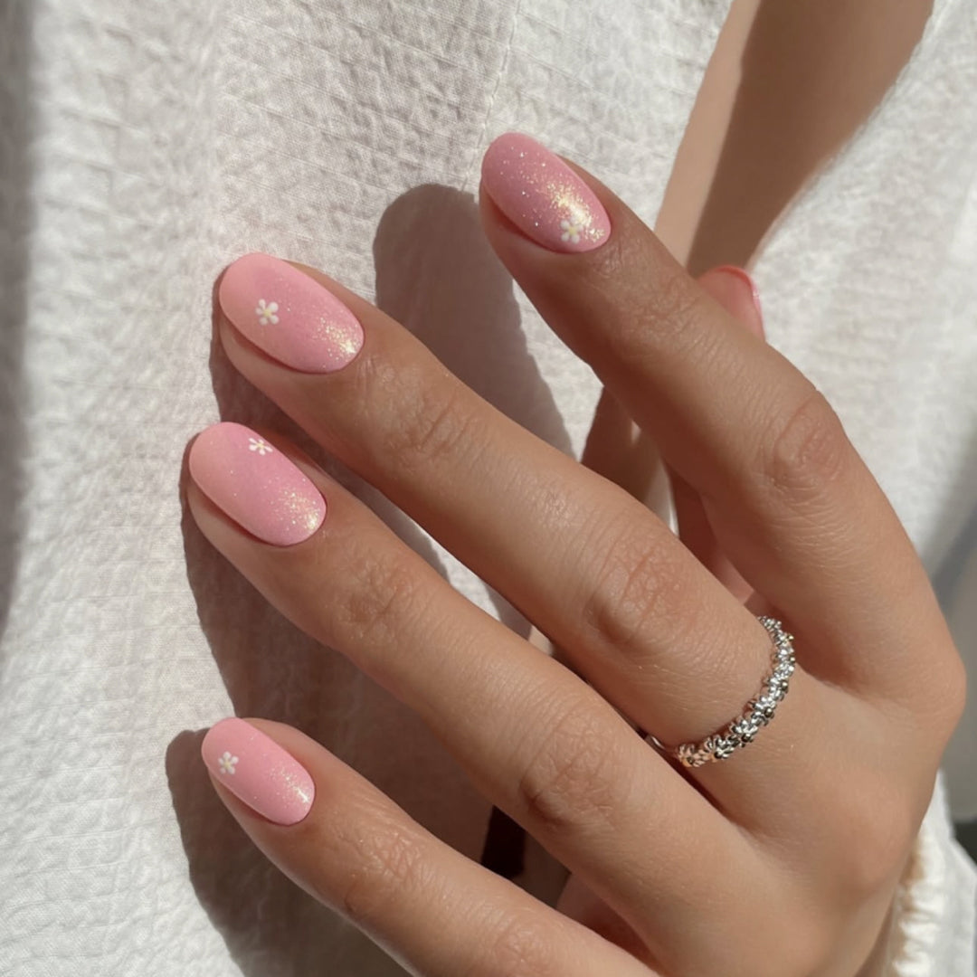 Elegant Nail Art with delicate floral motifs Kalsten