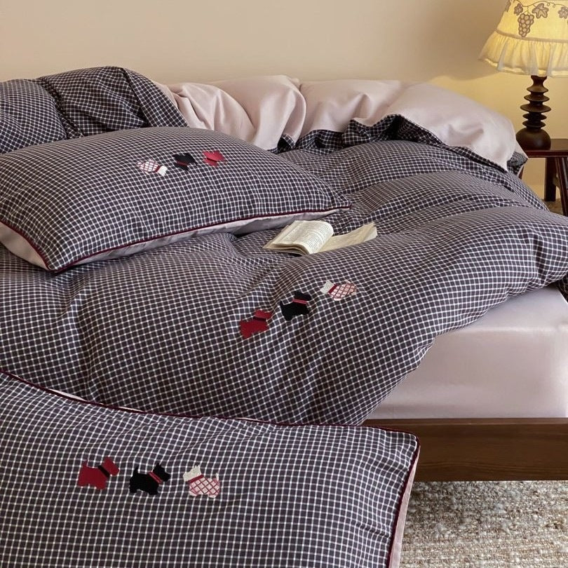 Cotton bedding set with fine check pattern, black reversible side and embroidered heart accents
