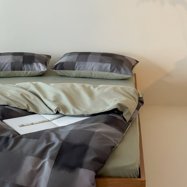 Reversible cotton satin bedding set with fine striped pattern and contrasting backside