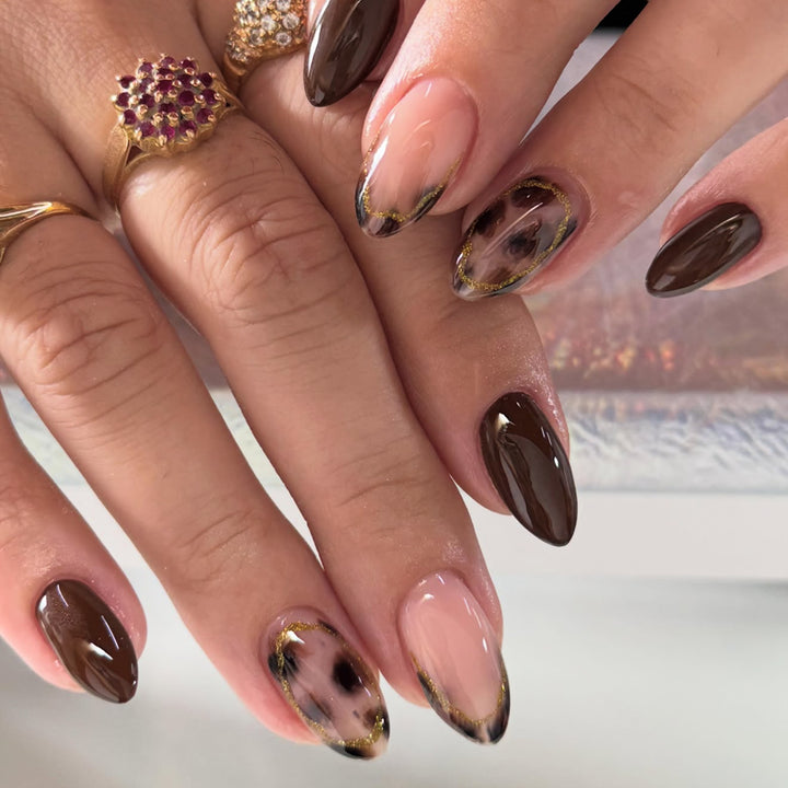 Artificial nail art with elegant accents Kalsten