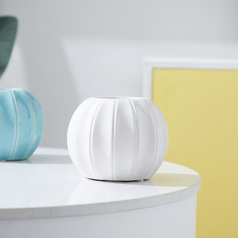 Decorative ceramic vase with modern ribbed design Kalsten