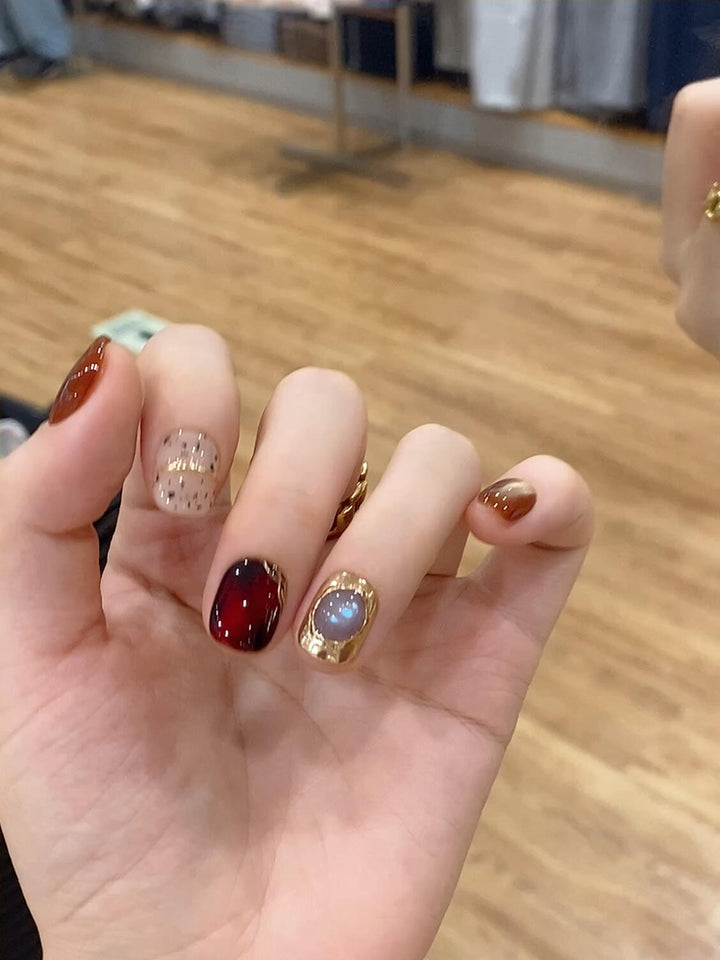 Glamorous artificial nails with elegant designs Kalsten