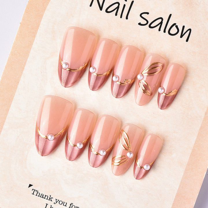 Nail set with glamorous golden accents and elegant design Kalsten