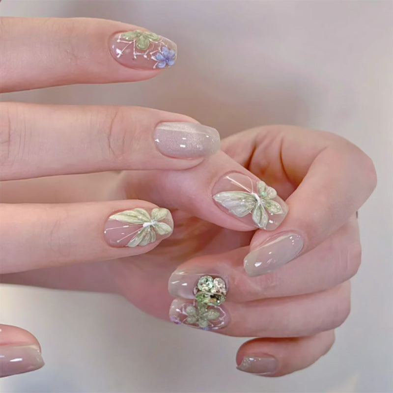Elegant Nail Art with Floral Accents Kalsten