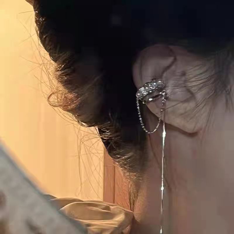 Elegant Pearl and Crystal Chain Ring Kalsten
