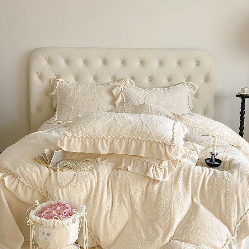 Bedding set with quilted jacquard relief and decorative ruffle