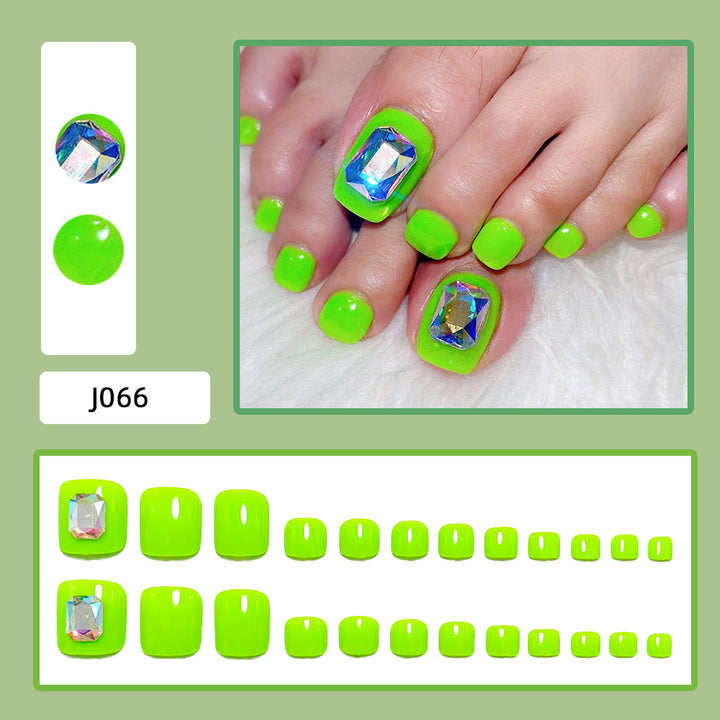 Toenails with glittering 3D applications Kalsten