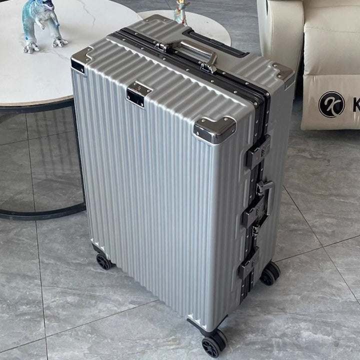 Hard-shell suitcase with integrated combination lock and silent wheels Kalsten