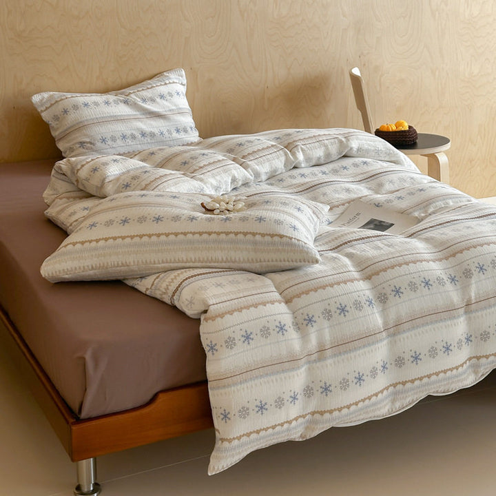 Premium bedding set in nordic-inspired striped pattern made of cotton percale
