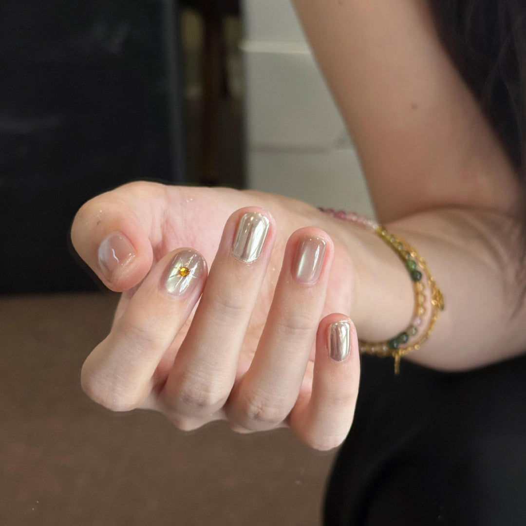 Artificial nails with luxurious metallic finish and sparkling accent Kalsten