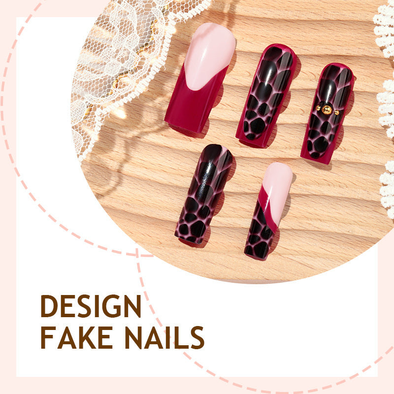 Nail set with stylish marbled designs and delicate accents Kalsten