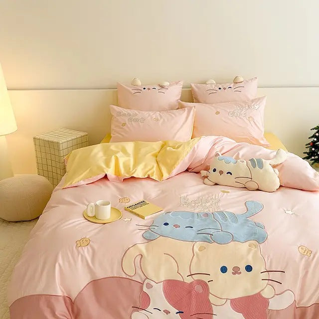 Children's bedding set with astronaut and star print, reversible function