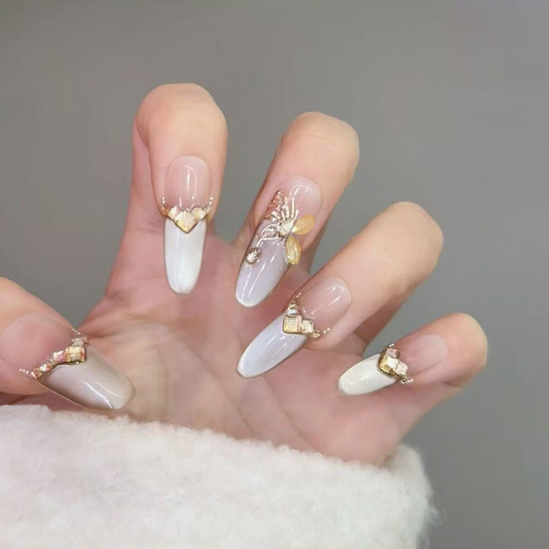 Glamorous art nails with elegant golden details Kalsten