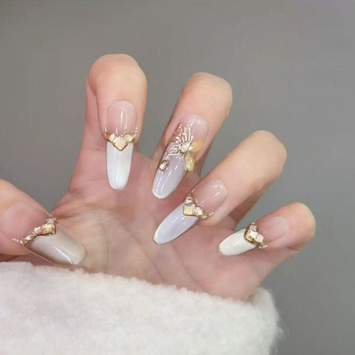 Glamorous art nails with elegant golden details Kalsten