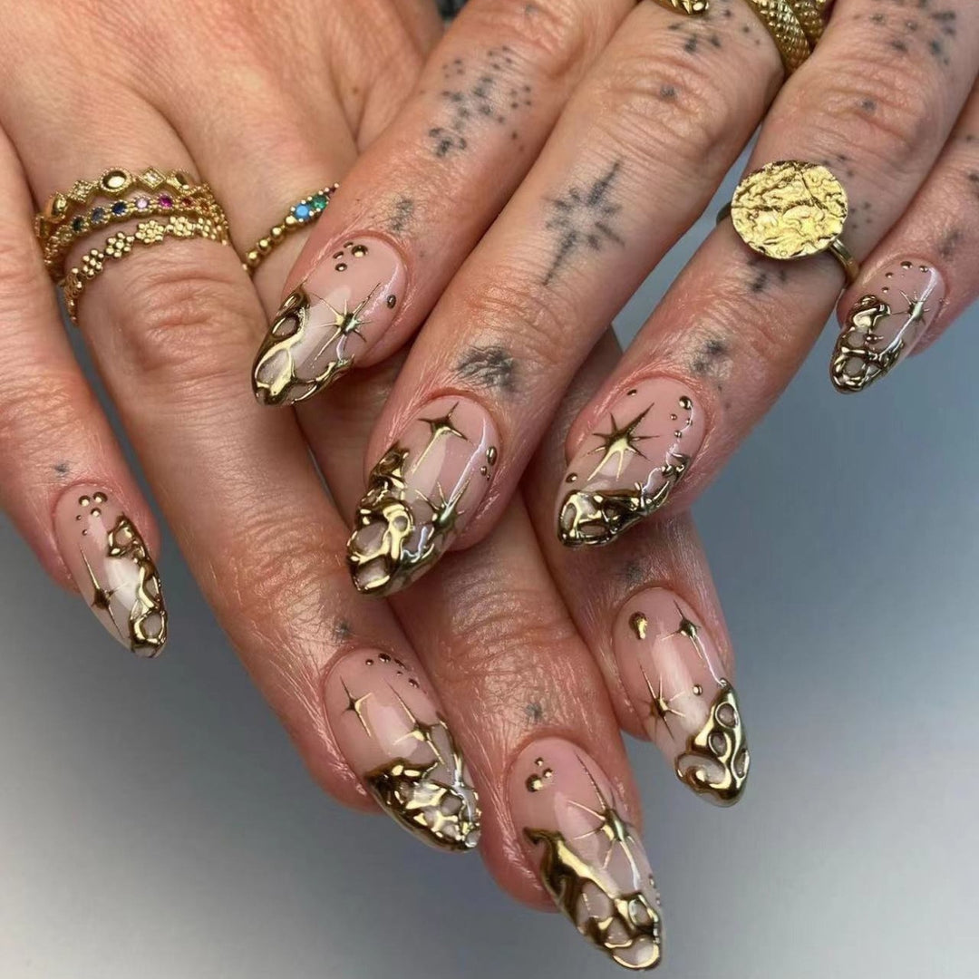 Trendy artificial nail tips with luxurious gold accents Kalsten