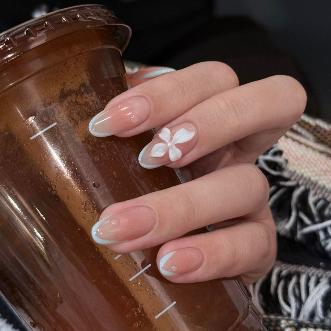 Artificial nails with elegant floral accents Kalsten