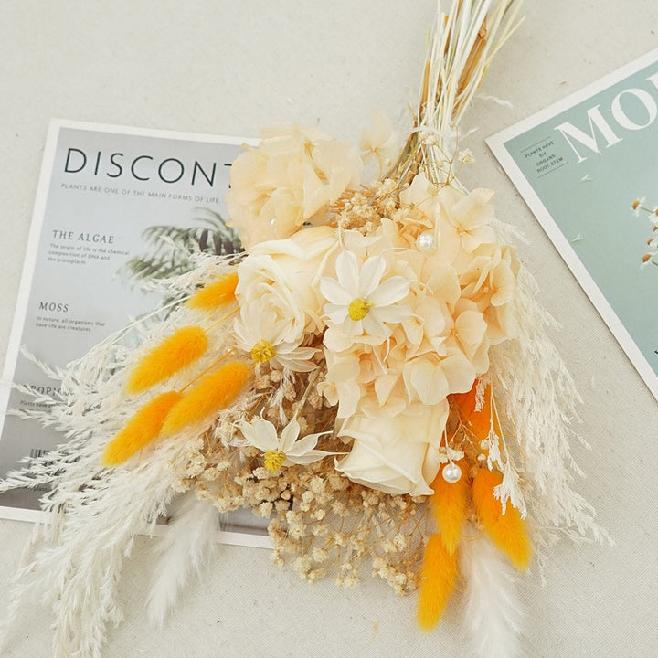 Elegant Dried Flower Bouquet Arrangement