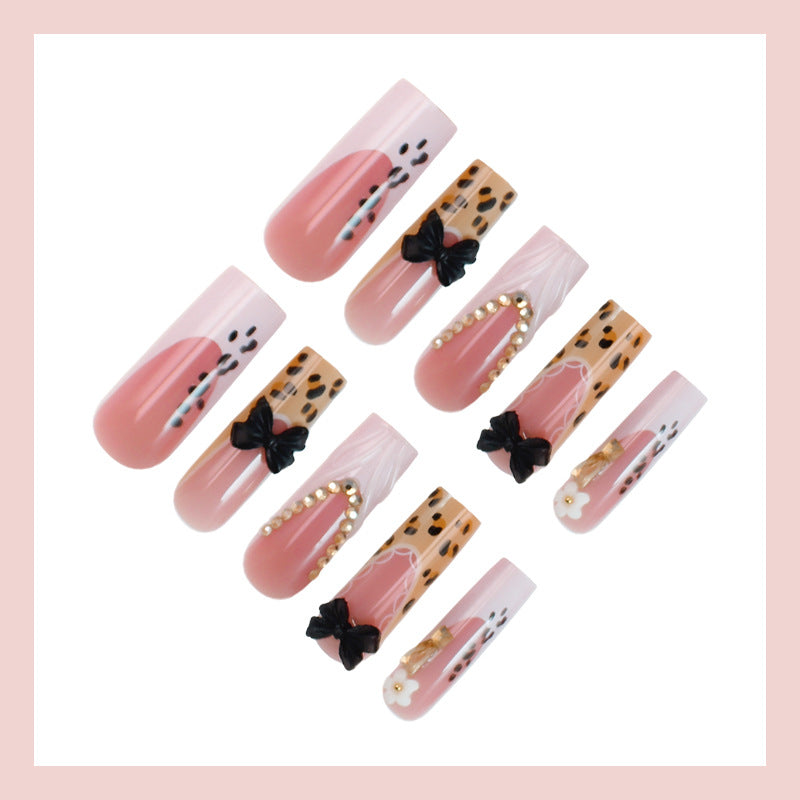 Artificial nails with elegant animal patterns and jewelry details Kalsten