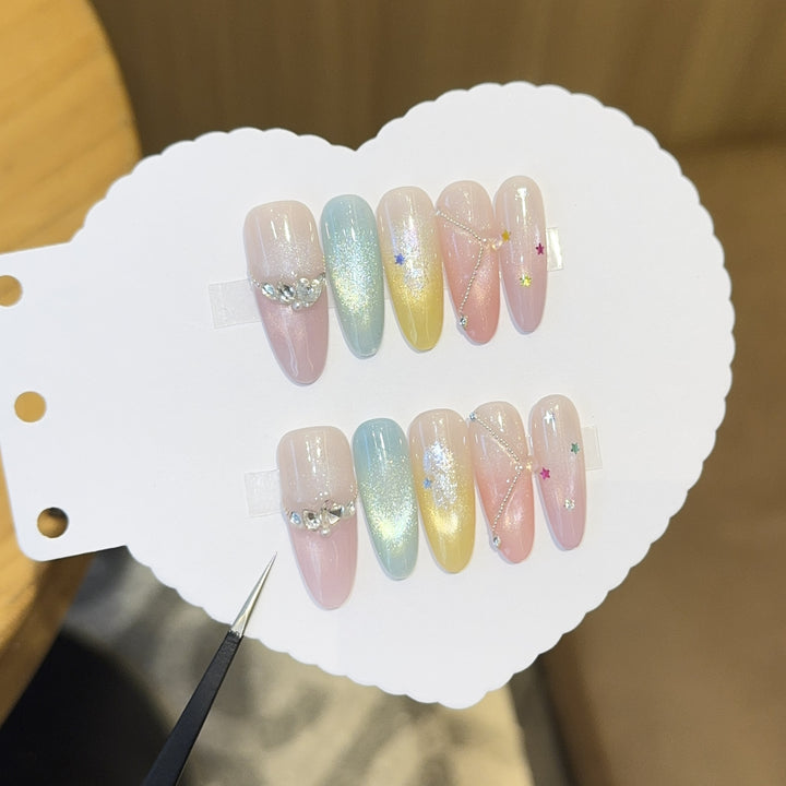Artificial nails with shimmering effects and sparkling rhinestone details Kalsten
