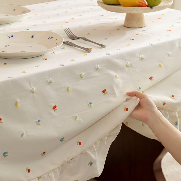 Tablecloth with embroidered mini flower pattern and ruffled edge Kalsten