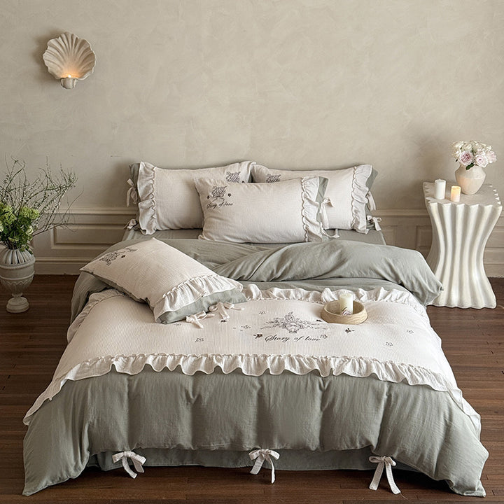 Bedding set made of cotton-linen blend with delicate floral embroidery, ruffle trim, and reversible function Kalsten