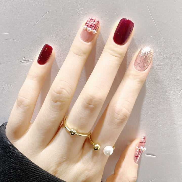 Artificial nail set with glamorous glitter and textural accents Kalsten