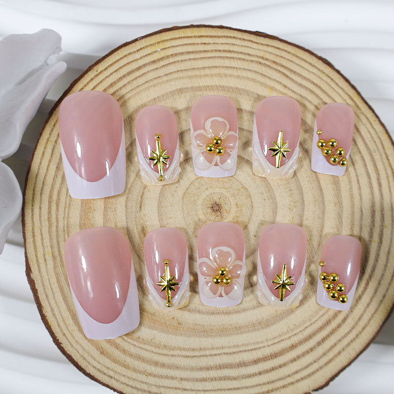 Nail set with delicate flower and gold embellishments Kalsten