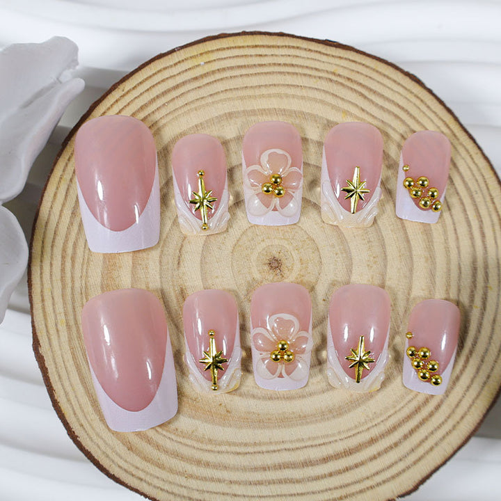 Nail set with delicate flower and gold embellishments Kalsten