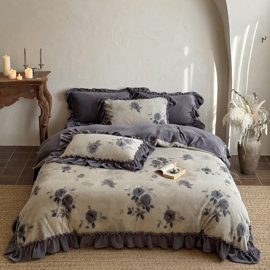 Plush bedding set with frill and floral vintage look