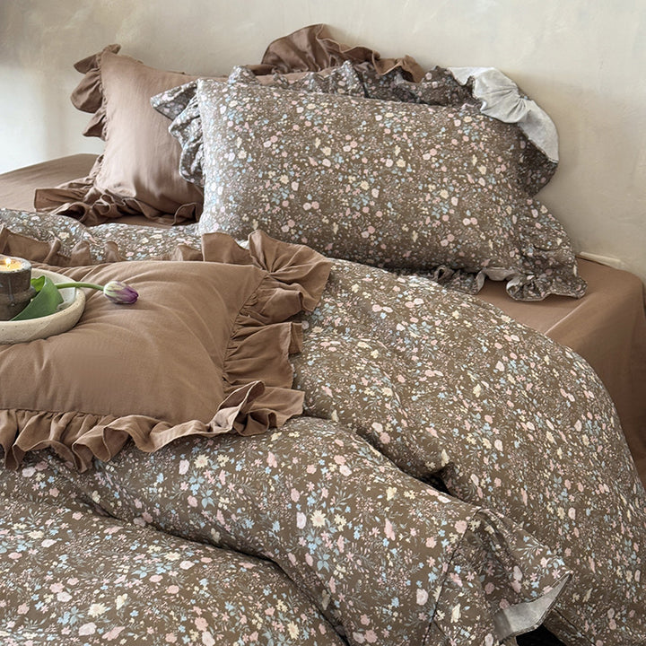 Quilted duvet cover set with ruffle and delicate floral pattern