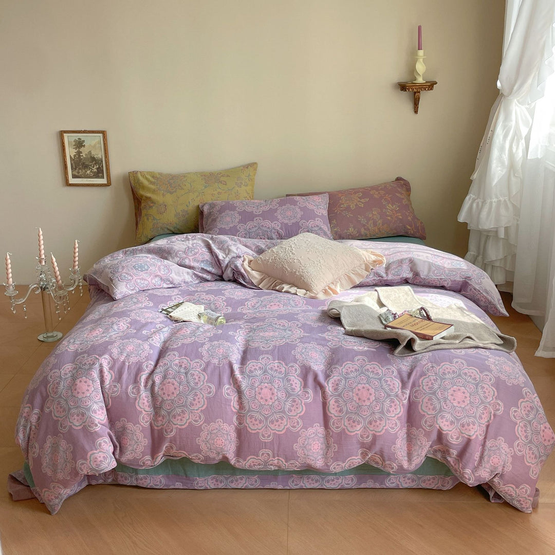 Reversible bedding set made of cotton-linen with delicate floral print and quilted blanket