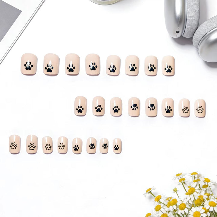 Fake nails with cute paw print design Kalsten