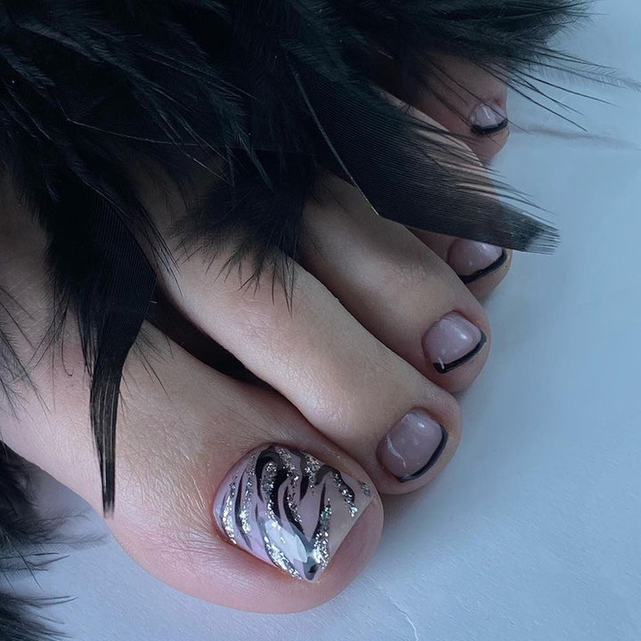 Artificial toenail art in elegant black and white design Kalsten