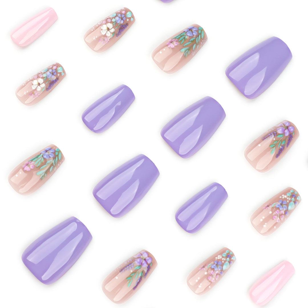 Elegant artificial nail art with delicate flower motifs Kalsten