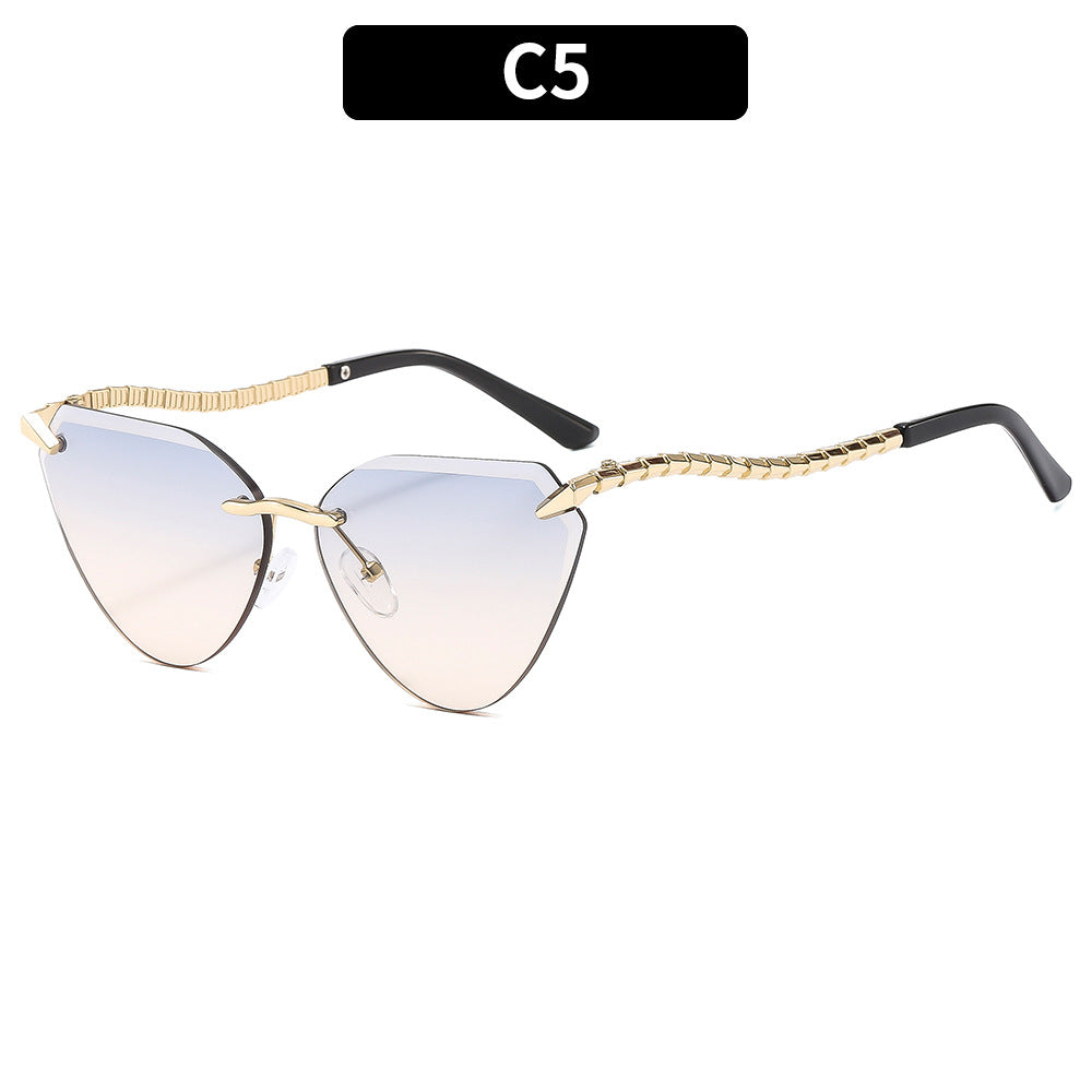 Elegant Cat-Eye Sunglasses with Textured Temples