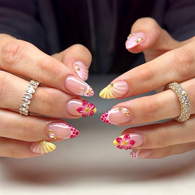 Artful nail set with floral accents Kalsten